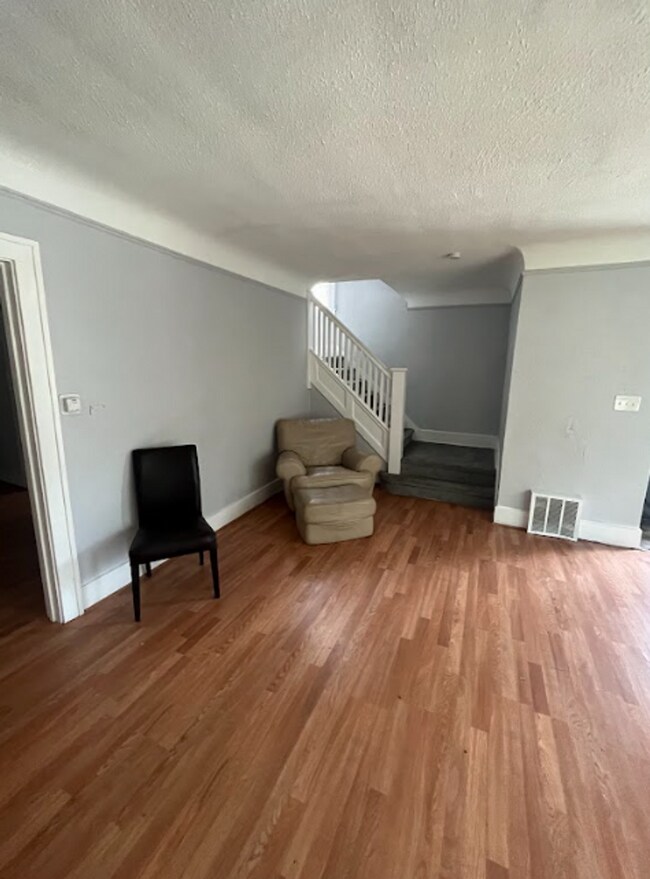 Building Photo - Three Bedroom Spacious Home!