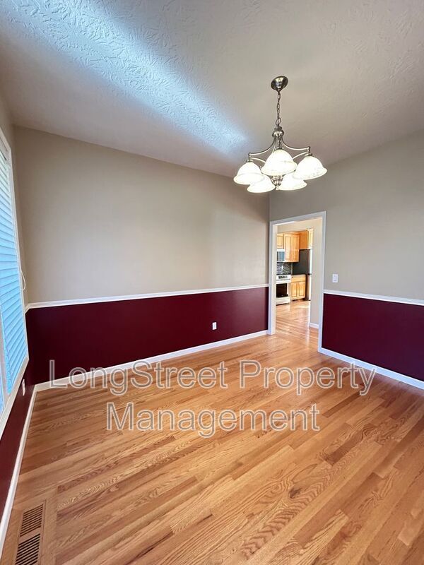 Building Photo - 852 Marilyn Dr