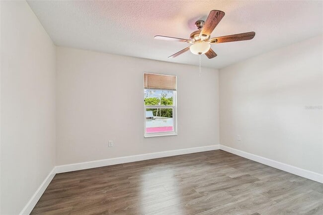 Building Photo - 650 E Tarpon Ave