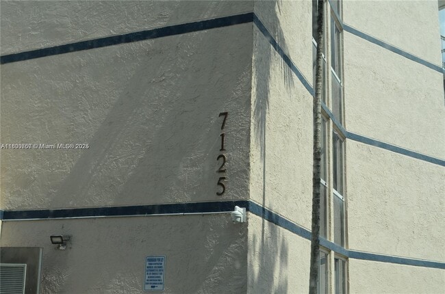 Foto del edificio - 7125 NW 186th St