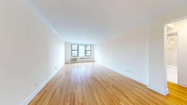 Foto del edificio - 305 W 13th St