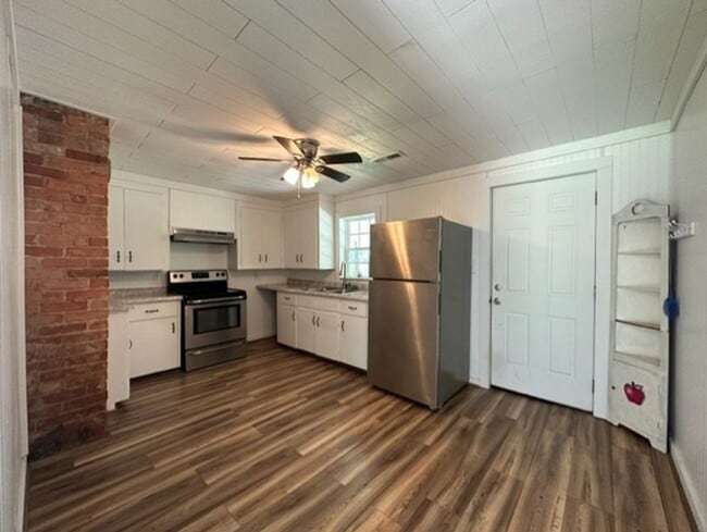 Building Photo - Quiet Country Cottage