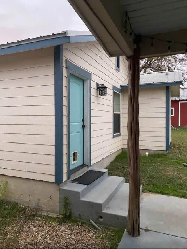 Building Photo - 910 Lewis Dr