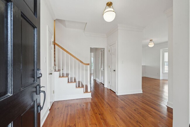 Building Photo - Downtown Charleston Waterfront Townhouse