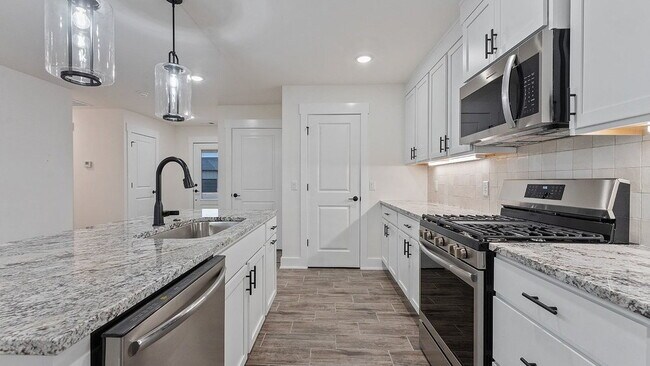 Foto del edificio - "Charming 3-Bedroom Retreat with Granite Finishes & Cozy Fireplace in Farmington!"