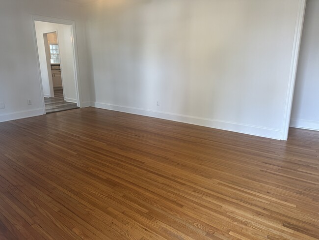 Building Photo - 900 Everett Pl
