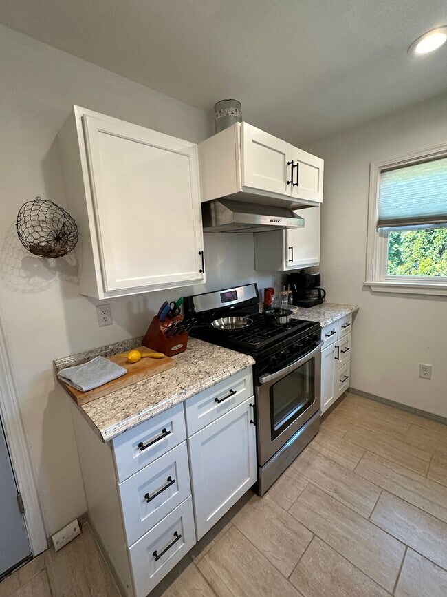 Building Photo - Great Home Available now Fully Furnished o...