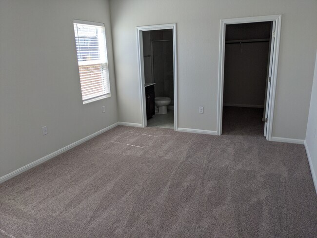 Building Photo - 6701 Routenburn St