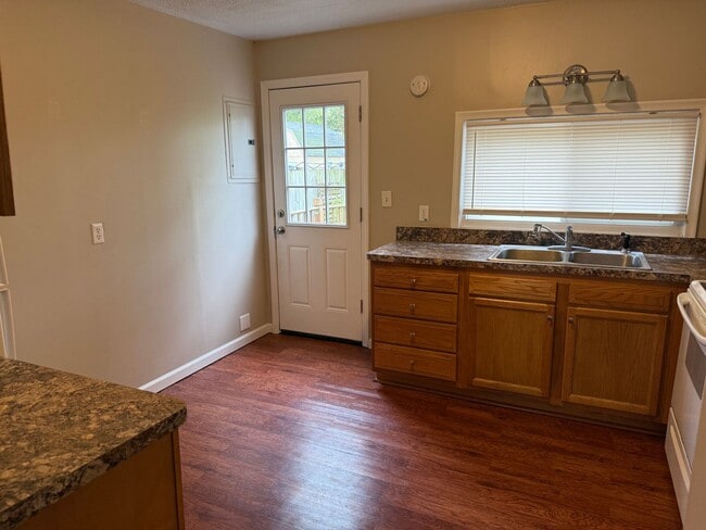 Building Photo - 2 bed/1 bath/fenced in backyard