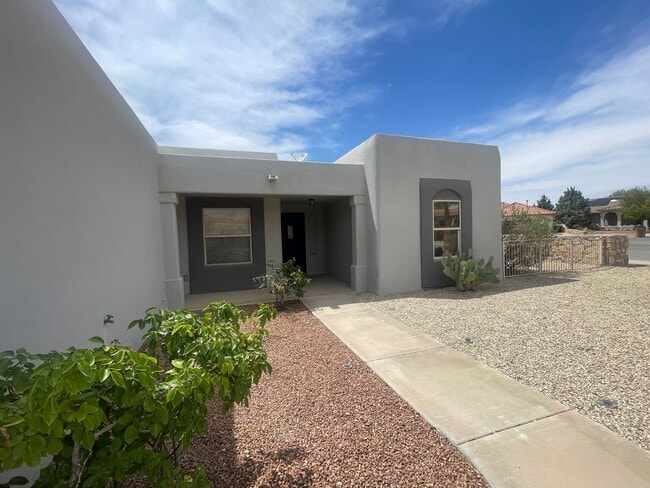 Building Photo - Gorgeous 4 bedroom/3 bathroom home located...