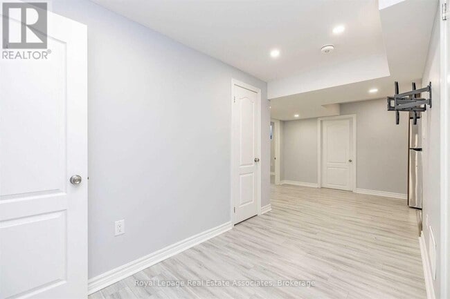 Building Photo - 685 Gervais Terrace