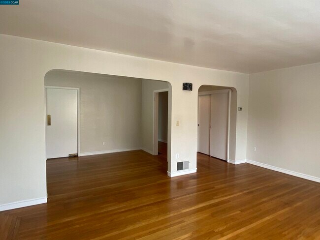 Building Photo - 654 Beacon St