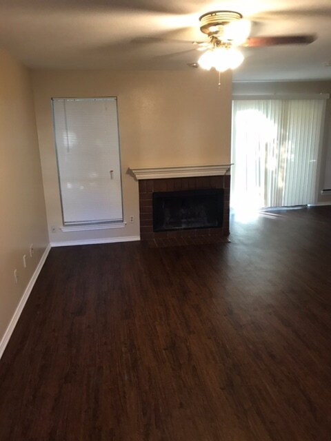 Foto del edificio - 5809 Marvin Loving Dr