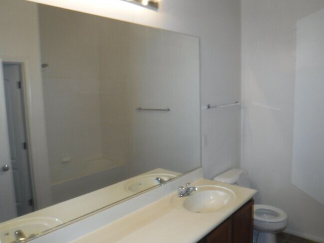 Foto del edificio - SECOND STORY CONDO IN GATED COMMUNITY WITH...