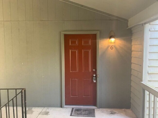 Foto del edificio - 1820-6 Tryon Drive
