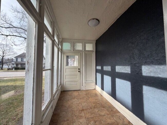 Building Photo - 902-904 1/2 S Limestone St.