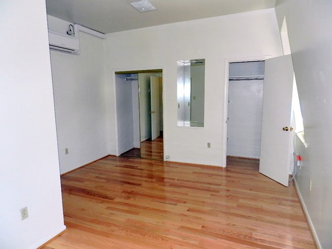 Building Photo - 2009 Pine 3F