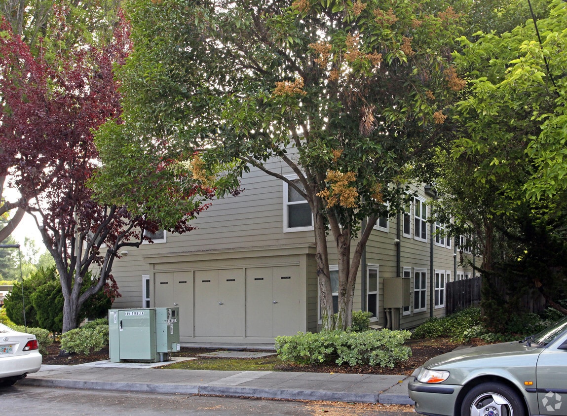 Building Photo - Tyrella Garden Apartments
