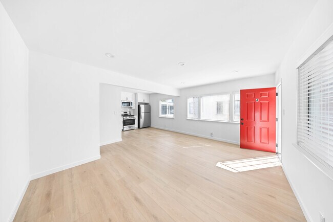 Building Photo - 533 E Chevy Chase Dr