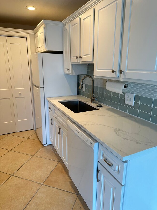 Building Photo - ** 1 BEDROOM UNFURNISHED RARE 1ST FLOOR CO...