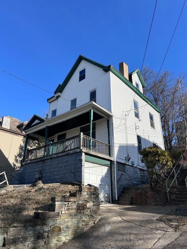 Foto del edificio - 3BR Single-Family Home + Office | Garage | Fresh Updates| Perrysville Avenue