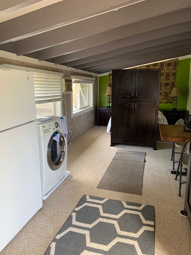 Foto del edificio - Quaint Kahana Studio- 50 yards to the beach!