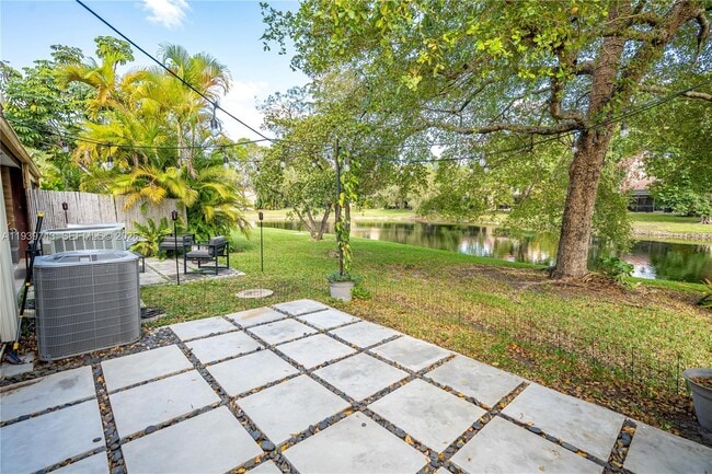 Building Photo - 3753 Estepona Ave