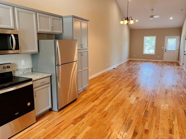 Foto del edificio - 3 Bed, 2 Bath New Construction Townhome with Granite & Hardwoods