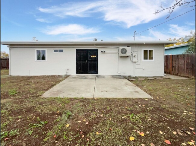 Foto del edificio - 5928 Lila Ln