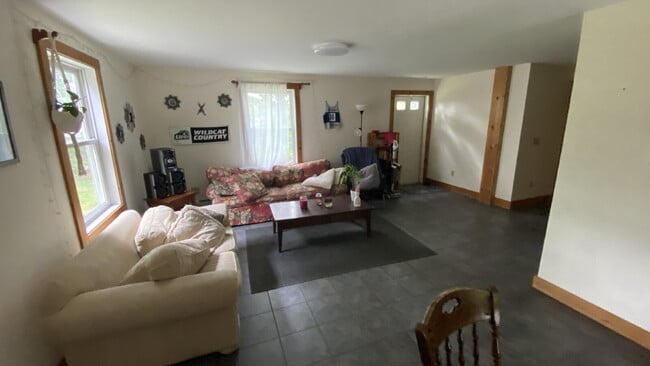 Foto del edificio - 279 Mast Rd