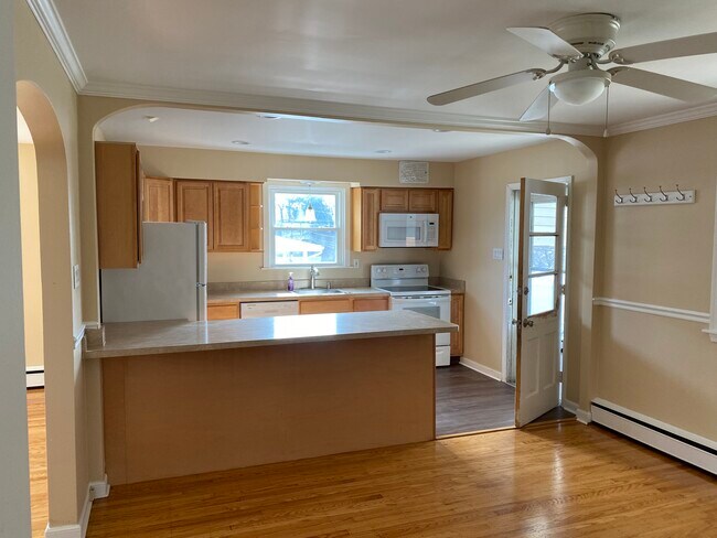 Building Photo - 207 Hickory Ave