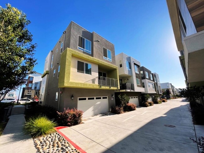 Building Photo - 168 Llano de los Robles Ave