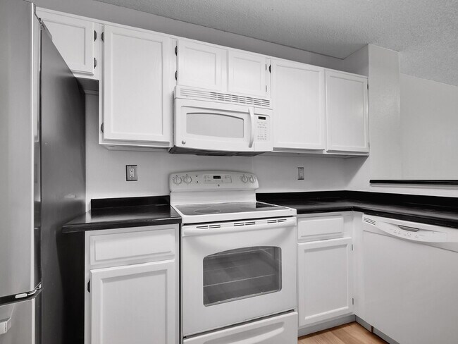 Foto del edificio - $2,395.00 2 bed, 2.5 bath townhome located...