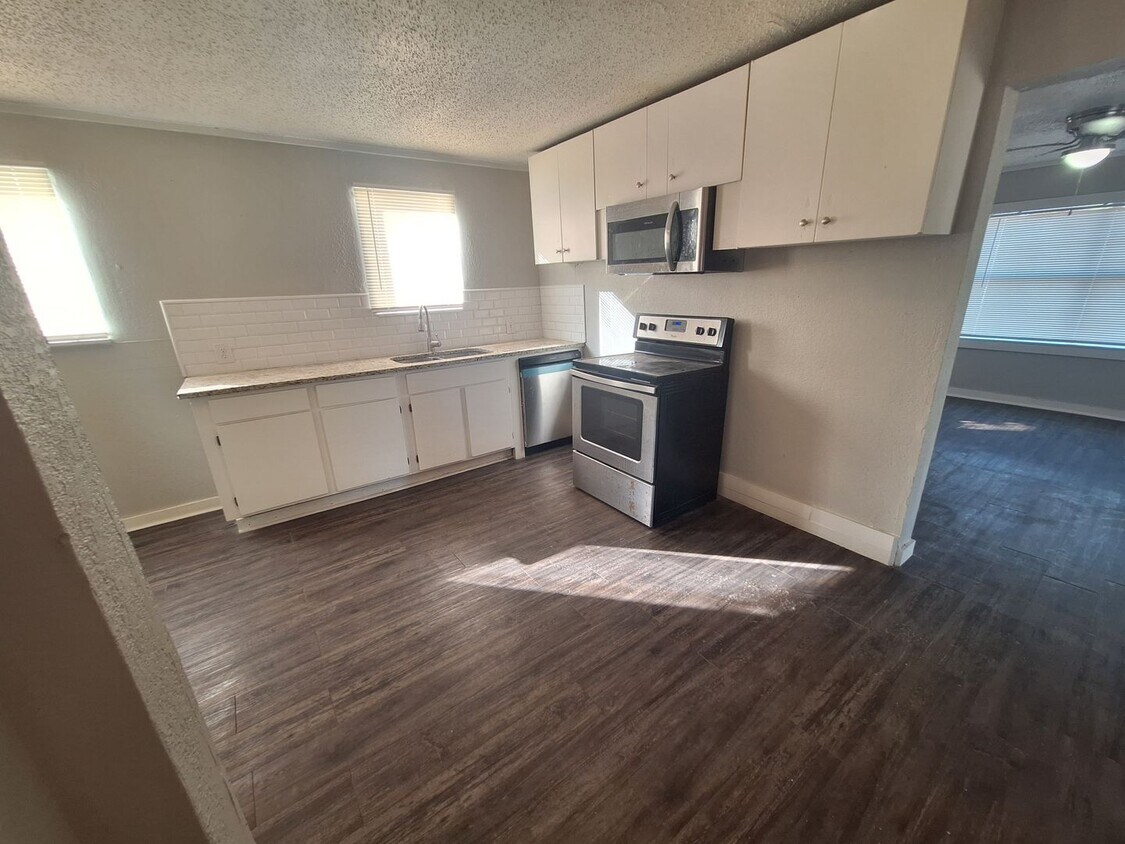 Foto principal - 3 bedroom, 1 bath