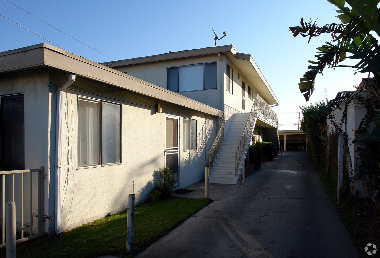 Building Photo - 10922 S Inglewood Ave