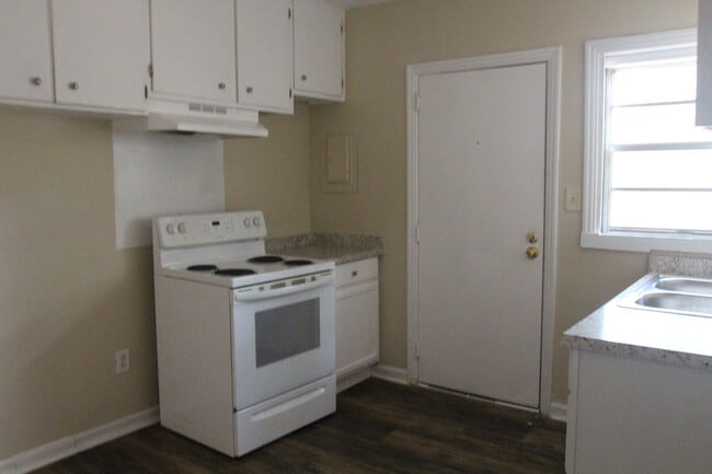 Foto del edificio - 905 W Whitney Ave