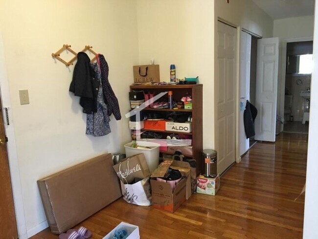 Building Photo - No Brokers Fee, Top Floor Unit, Elevator, Laundry on a Site, Central Heat/AC