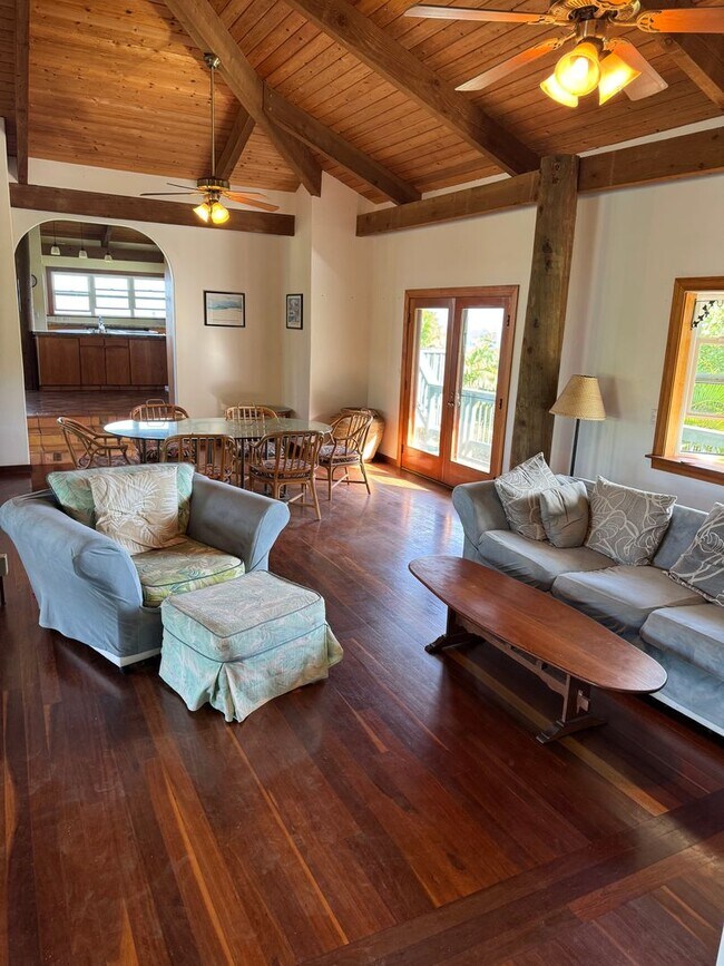 Foto del edificio - Prime location, large custom home near Wai...