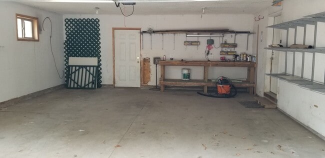 Building Photo - Private Split Level Home