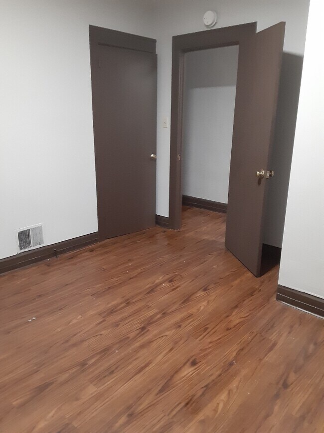 Building Photo - 174 Roslyn Dr