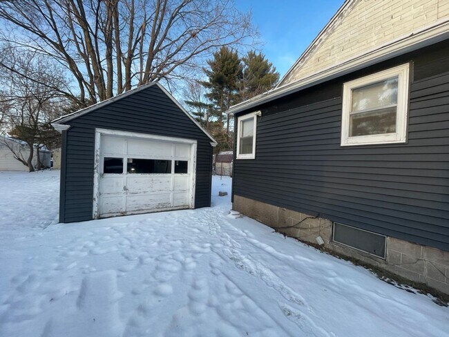 Foto del edificio - Click the “Apply Now” button or email wapmrentals@gmail.com for a prompt response.