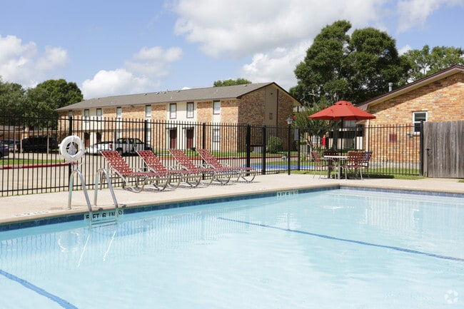 Swimming Pool - Pindo Pointe