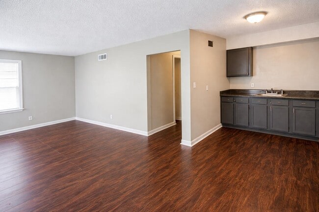 Building Photo - 318 Red Oak St