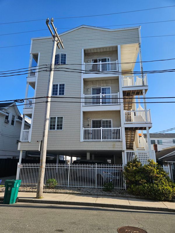 Building Photo - 7 F St