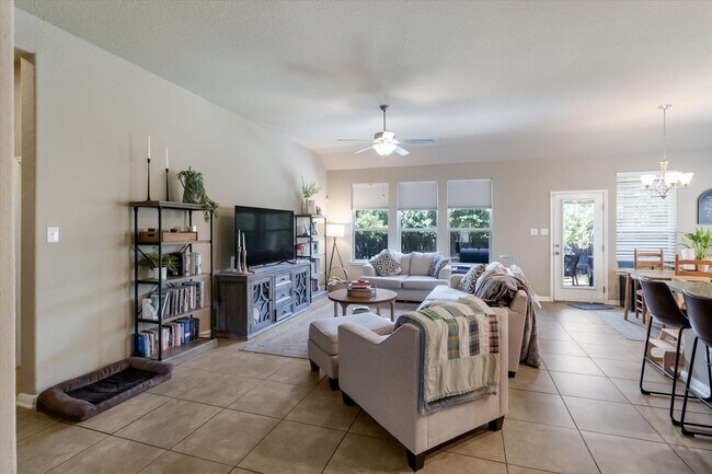 Building Photo - Boerne home in Balcones Creek w/3 BR+study!
