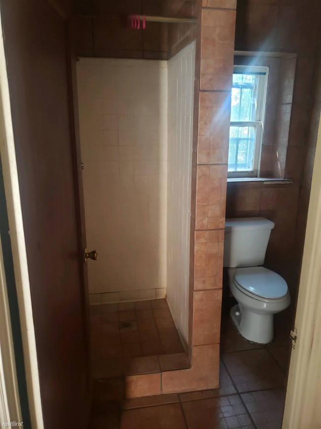 Building Photo - Studio, 1 bath Apartment - 3417 S. Main St.#7