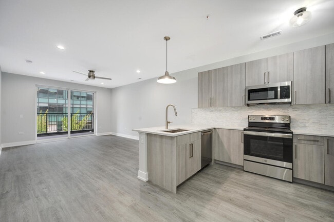 Building Photo - 825 E 61st St
