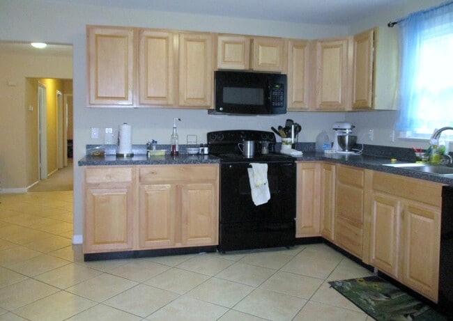 Building Photo - 240 Fresno Dr