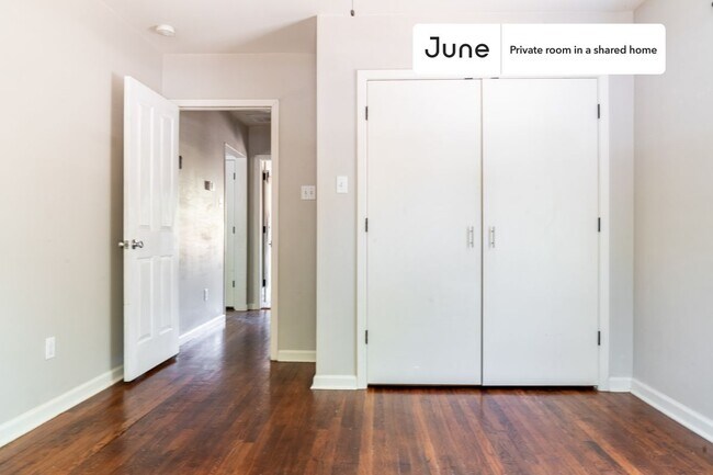 Building Photo - Private bedroom in 3 bed/2 bath Home