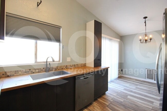 Building Photo - 726 W Bowker St